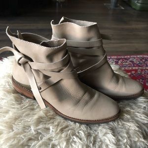 Leather beige boots with ties detail